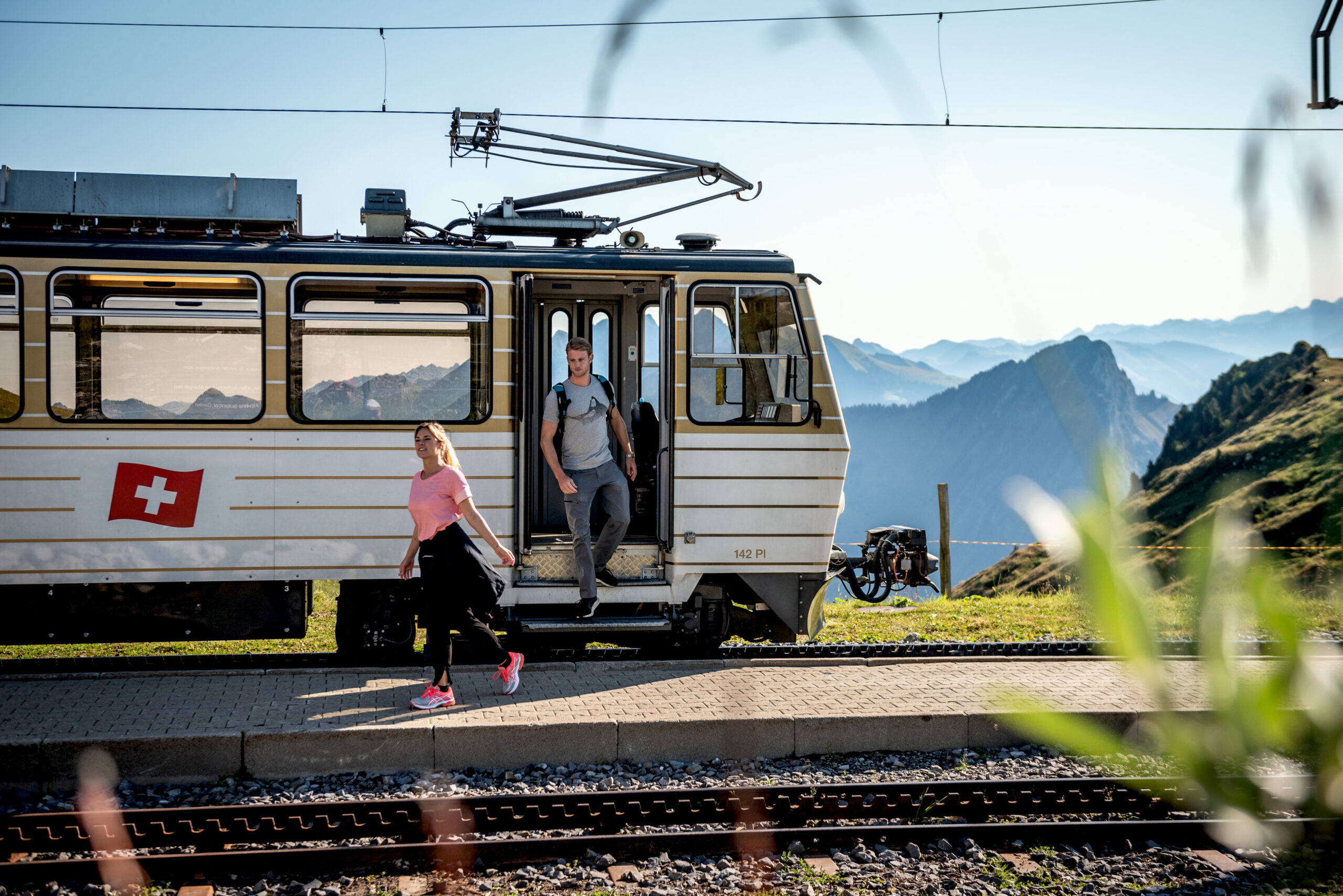 Pár vystupuje z vlakuk na ozubnicové železniční trati Rochers-de-Naye. Foto: swiss-image.ch/Andre Meier