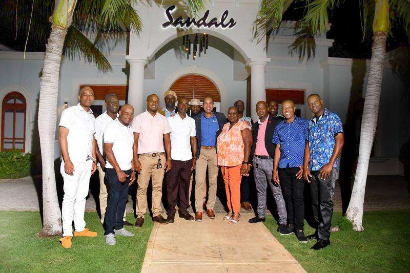 Členové sdružení portýrů z Montego Bay se fotografují s generálním ředitelem hotelu Sandals Montego Bay Christopherem Elliottem (uprostřed), který je přijal na slavnostním večeru.