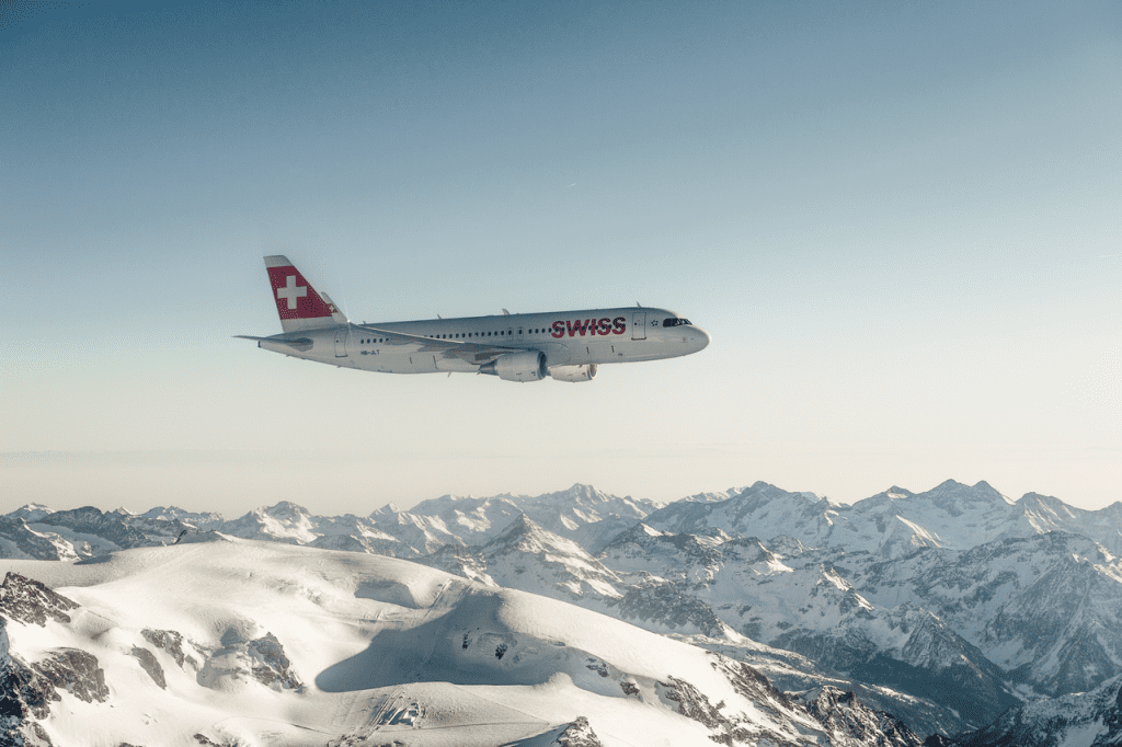 Airbus A320 nad zasněženými Alpami