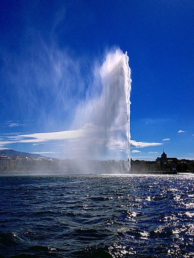 Pokud si nejste jisti, kde jste se právě probudili, důkladně se rozhlédněte. Spatříte-li prýštit proud vody ze země, nacházíte se patrně na Islandu. Jestliže voda prýští z jezera, nacházíte se v Ženevě. Foto: PIxabay