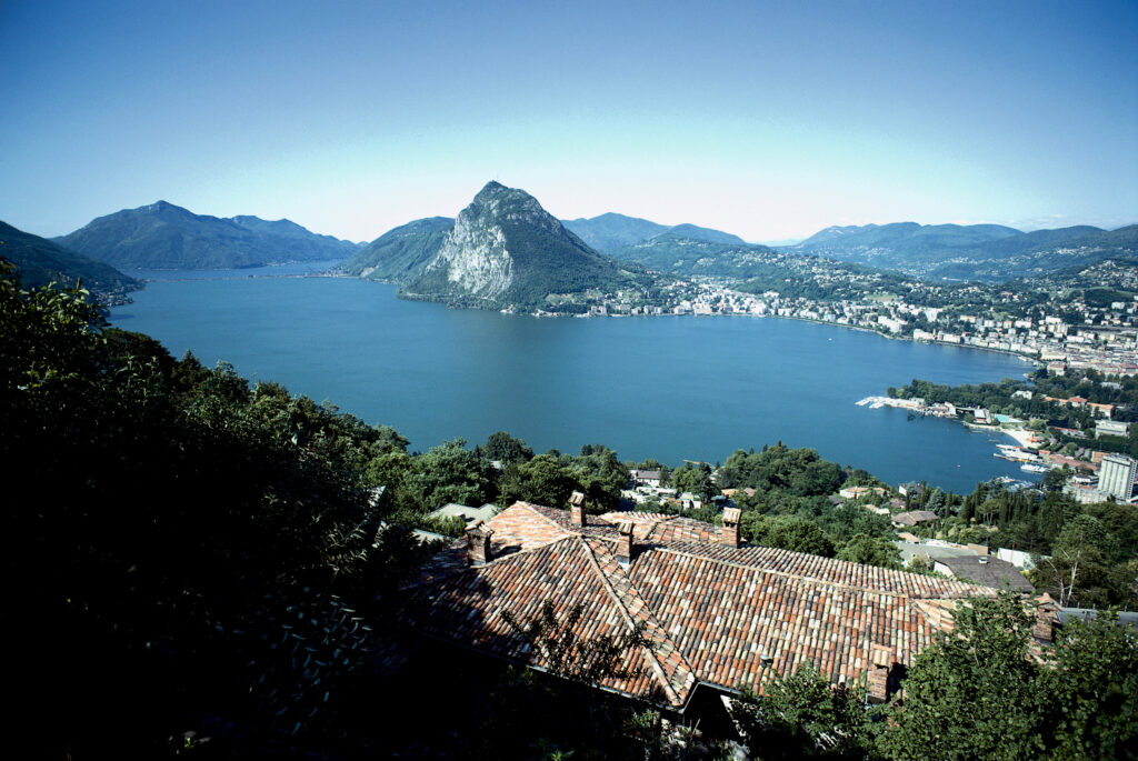 Pohled na jezero, město Lugano a horu Monte San Salvatore (912 m n. m.). Foto: swiss-image.ch/Philipp Giegel