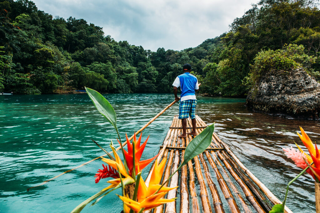 Plavba na voru po Modré laguně. Foto. Shutterstock