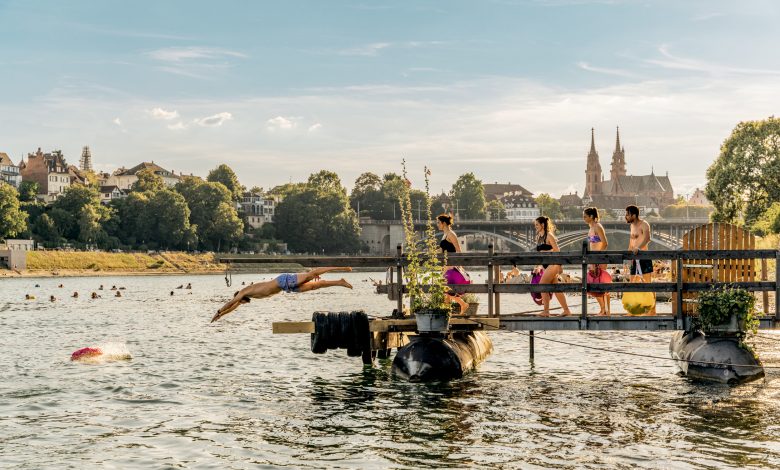 Plavání v proudu Rýna, Basilej. Proud je tu poměrně rychlý, proto ani netřeba plavat, stačí se ve vodě vznášet a ono to pluje samo. Foto : Switzerland Tourism